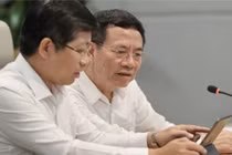 Bộ trưởng Nguyễn Mạnh Hùng và Cục trưởng Cục Báo chí Lưu Đình Phúc sử dụng hệ thống trợ lý ảo của Cục Báo chí.