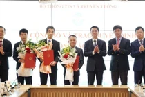 Lãnh đạo Bộ TT&TT chúc mừng các cán bộ được trao quyết định