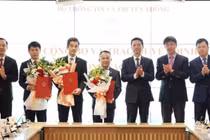 Lãnh đạo Bộ TT&TT chúc mừng các cán bộ được trao quyết định