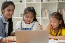 Bộ Chính trị ban hành Nghị quyết 71-NQ/TW, xác định giáo dục là quốc sách hàng đầu.