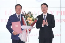 Bộ trưởng Nguyễn Mạnh Hùng trao giấy phép thiết lập mạng và cung cấp dịch vụ cho lãnh đạo Tập đoàn VNPT