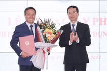 Bộ trưởng Nguyễn Mạnh Hùng trao giấy phép thiết lập mạng và cung cấp dịch vụ cho lãnh đạo Tập đoàn VNPT