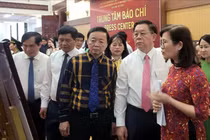 Ông Nguyễn Trọng Nghĩa - Bí thư Trung ương Đảng, Trưởng ban Tuyên giáo Trung ương và Phó Thủ tướng Chính phủ Trần Hồng Hà tham quan Khu trưng bày các bộ tem phát hành về chủ đề Chiến thắng Điện Biên Phủ.