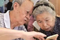 Google cho biết, người trong nhóm tuổi trên 55 đặc biệt dễ bị tổn thương, với 49% số người đã từng bị lừa đảo trực tuyến.