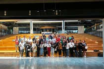 Nhân viên VNG chụp ảnh lưu niệm với đoàn công tác SVDCA