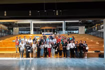 Nhân viên VNG chụp ảnh lưu niệm với đoàn công tác SVDCA