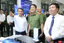 Đại tướng Lương Tam Quang, Bộ trưởng Bộ Công an tham quan các gian triển lãm công nghệ an ninh mạng tại sự kiện Ngày An ninh mạng Việt Nam 6/8.