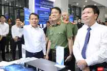 Đại tướng Lương Tam Quang, Bộ trưởng Bộ Công an tham quan các gian triển lãm công nghệ an ninh mạng tại sự kiện Ngày An ninh mạng Việt Nam 6/8.