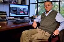 Giáo sư Chen Gang là một trong những nhà nghiên cứu đằng sau việc khám phá ra thứ có thể là vật liệu chip tốt nhất (ảnh: MIT)