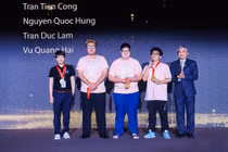 Ông Nguyễn Minh Hồng - Chủ tịch Hội Truyền thông số Việt Nam và các thành viên đội tuyển Việt Nam tham dự cuộc thi Huawei ICT Competition 2022-2023