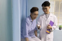 Ths.BS. Nguyễn Đức Khánh tư vấn sử dụng thuốc điều trị dự phòng PrEp cho một bạn MSM