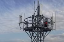 Công nhân Trung Quốc đang lắp đặt thiết bị lên một trạm gốc 5G ở Tân Cương, phía tây bắc Trung Quốc.