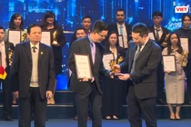 Nguyên Bộ trưởng Bộ Thông tin và Truyền thông Lê Doãn Hợp và Thứ trưởng Nguyễn Huy Dũng trao Giải thưởng Chuyển đổi số Việt Nam 2021 cho đại diện Microsoft