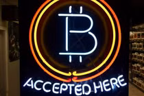 Một bảng hiệu tại một cửa hàng ở Hillsboro, Oregon cho thấy Bitcoin được chấp nhận thanh toán tại đó (ảnh: AP)