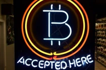 Một bảng hiệu tại một cửa hàng ở Hillsboro, Oregon cho thấy Bitcoin được chấp nhận thanh toán tại đó (ảnh: AP)