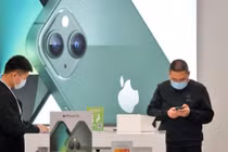 Người dân Trung Quốc tại một cửa hàng bán sản phẩm của Apple (ảnh: Getty Images)