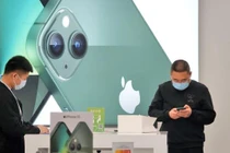 Người dân Trung Quốc tại một cửa hàng bán sản phẩm của Apple (ảnh: Getty Images)