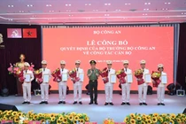 Bộ trưởng Lương Tam Quang trao quyết định tuyển chọn biên chế và phong cấp bậc hàm sĩ quan cho 8 lãnh đạo chủ chốt của MobiFone. Ảnh: Bộ Công an