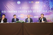 Ban tổ chức trả lời các câu hỏi của báo chí