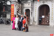 Đền Quán Thánh, một số du khách dừng lại để chụp ảnh