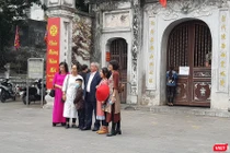 Đền Quán Thánh, một số du khách dừng lại để chụp ảnh