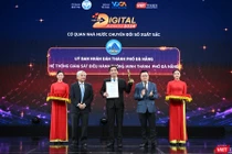 Ông Lê Quốc Minh, Ủy viên Trung ương Đảng, Phó trưởng ban Tuyên giáo và Dân vận Trung ương, Tổng biên tập báo Nhân Dân, Chủ tịch Hội nhà báo Việt Nam và TS Nguyễn Quân, nguyên Bộ trưởng Bộ Khoa học và Công nghệ trao cúp và chứng nhận vinh danh đơn vị đạt Giải thưởng Chuyển đổi số Việt Nam 2024.