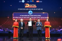 Ông Lê Quốc Minh, Ủy viên Trung ương Đảng, Phó trưởng ban Tuyên giáo và Dân vận Trung ương, Tổng biên tập báo Nhân Dân, Chủ tịch Hội nhà báo Việt Nam và TS Nguyễn Quân, nguyên Bộ trưởng Bộ Khoa học và Công nghệ trao cúp và chứng nhận vinh danh đơn vị đạt Giải thưởng Chuyển đổi số Việt Nam 2024.