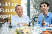 Chủ tịch CMC Nguyễn Trung Chính (bên trái) và chuyên gia kinh tế Võ Trí Thành