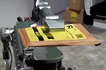 Robot giao hàng (ảnh cắt từ clip)