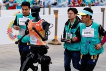 Robot hình người chạy bán marathon. Ảnh: Indian Today