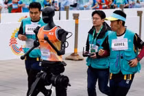 Robot hình người chạy bán marathon. Ảnh: Indian Today