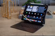 iPad Pro M4 cùng bàn phím Magic Keyboard mới (Ảnh: Engadget)