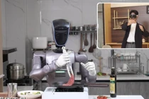 Robot hình người chế biến bít tết thông qua một người điều khiển từ khoảng cách 1.800 km. Ảnh: SCMP