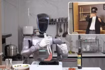 Robot hình người chế biến bít tết thông qua một người điều khiển từ khoảng cách 1.800 km. Ảnh: SCMP
