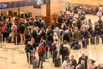 Hành khách bị tắc nghẽn khi hệ thống làm thủ tục chính của các hãng hàng không bị gián đoạn tại Sân bay Berlin Brandenburg ngày 22 tháng 9. Ảnh: Bloomberg