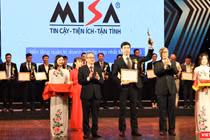 Ông Lê Hồng Quang nhận cúp và bằng khen Giải thưởng Chuyển đổi số Việt Nam 2020