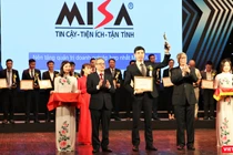 Ông Lê Hồng Quang nhận cúp và bằng khen Giải thưởng Chuyển đổi số Việt Nam 2020