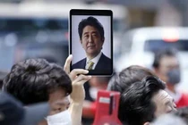 Người dân cầm ảnh tưởng niệm cố Thủ tướng Nhật Bản Abe Shinzo