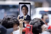 Người dân cầm ảnh tưởng niệm cố Thủ tướng Nhật Bản Abe Shinzo