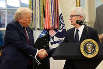 Tổng thống Donald Trump và CEO Apple Tim Cook. Ảnh: Reuters