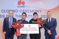 Đại diện Huawei Việt Nam trao thưởng cho nhóm sinh viên Việt Nam đoạt giải Nhì trong cuộc thi Tech4Good 2021 với dự án Earlie