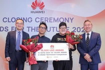 Đại diện Huawei Việt Nam trao thưởng cho nhóm sinh viên Việt Nam đoạt giải Nhì trong cuộc thi Tech4Good 2021 với dự án Earlie