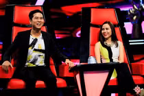 Hồ Hoài Anh và Lưu Hương Giang ngồi ghế giám khảo trong chương trình Giọng hát Việt nhí