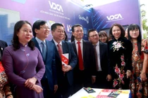 Lãnh đạo nhà nước thăm gian trưng bày của Chi hội nhà báo Hội Truyền thông số Việt Nam sáng 17/3