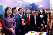 Lãnh đạo nhà nước thăm gian trưng bày của Chi hội nhà báo Hội Truyền thông số Việt Nam sáng 17/3