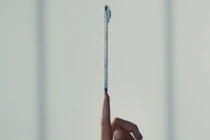 iPhone Air có kích thước siêu mỏng. Ảnh: The Verge