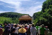 Gia đình và người dân đưa thi thể bé Đ từ hiện trường về tổ chức mai táng (ảnh cắt từ clip)