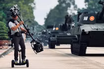 Lê Bảo Hân thực hiện các cảnh quay ấn tượng với thiết bị chuyên dụng tại Đại lễ A80. Ảnh: FB nhân vật