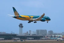 Máy bay Vietnam Airlines hạ cánh tại sân bay Tân Sơn Nhất. Ảnh: Vietnam Plus