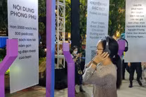 Một độc giả trải nghiệm sách nói (ảnh: SGGP)